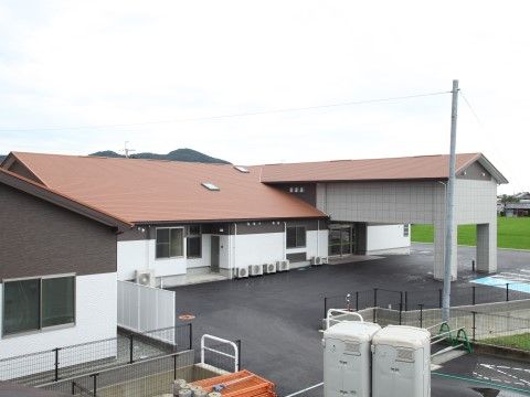 白と黒のツートンカラーがオシャレな雰囲気の外観である。出入り口前はフラットなつくりで、車椅子をご利用の方も移動しやすい。