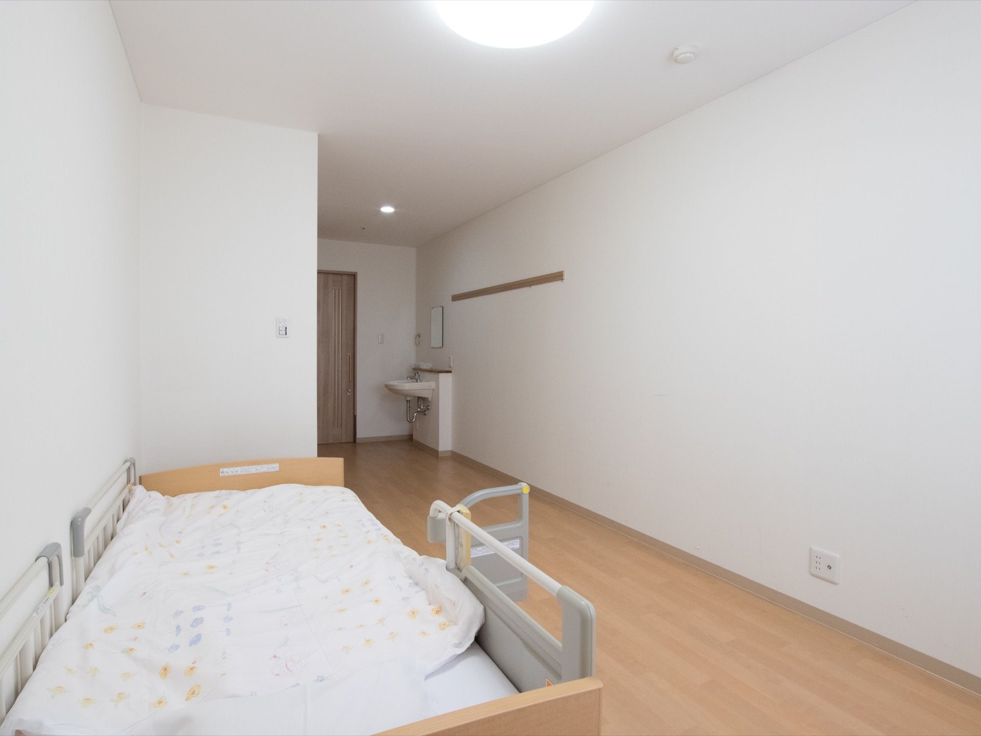 入居者様の個室として用意されている居室。玄関付近には洗面台とトイレが配置されており、ほかには収納もある。