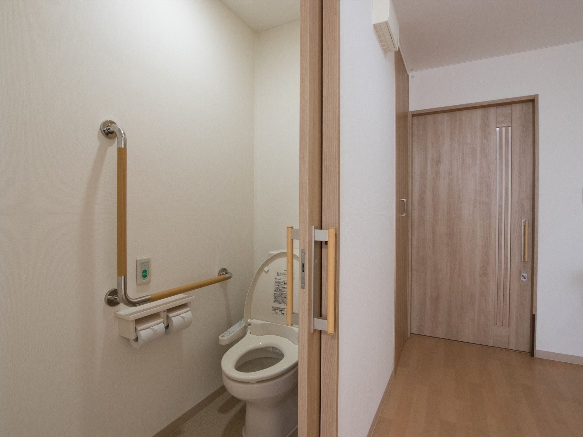 各居室には、それぞれ個室タイプのトイレが設けられている。温水洗浄機能付きで、コントローラーは便座の右手側にある。