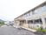 施設の敷地が広く、２階建てでありながらも、歩行者用の通路や駐車用スペースなどが完備され、余裕のある構造となっている。
