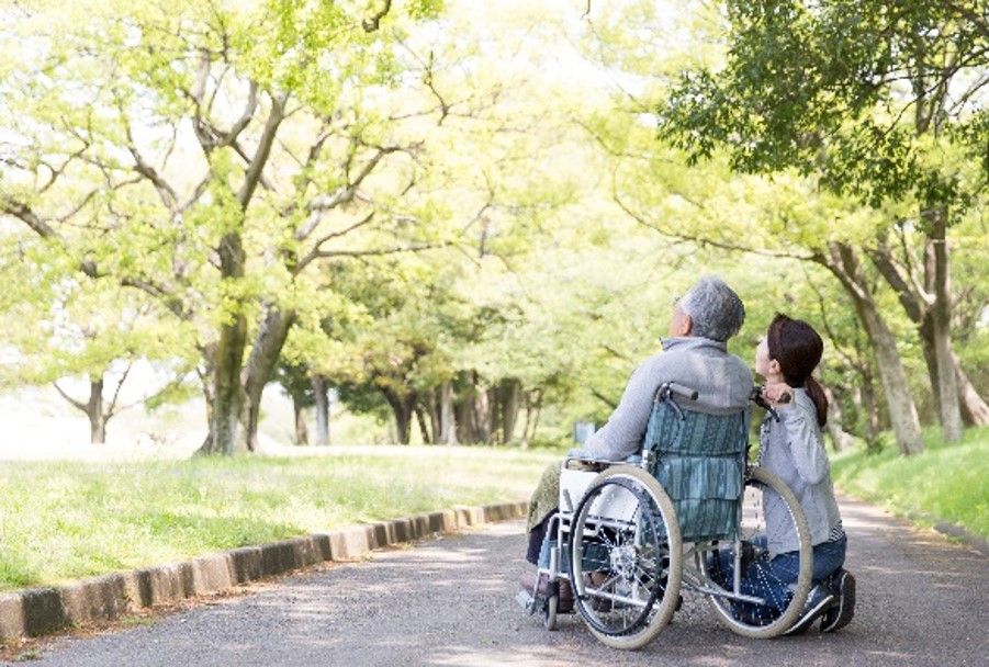まるでハワイのような美しい海と海岸を背に、笑顔で映る大勢の人たち