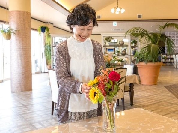 笑顔の女性とダイニングルーム