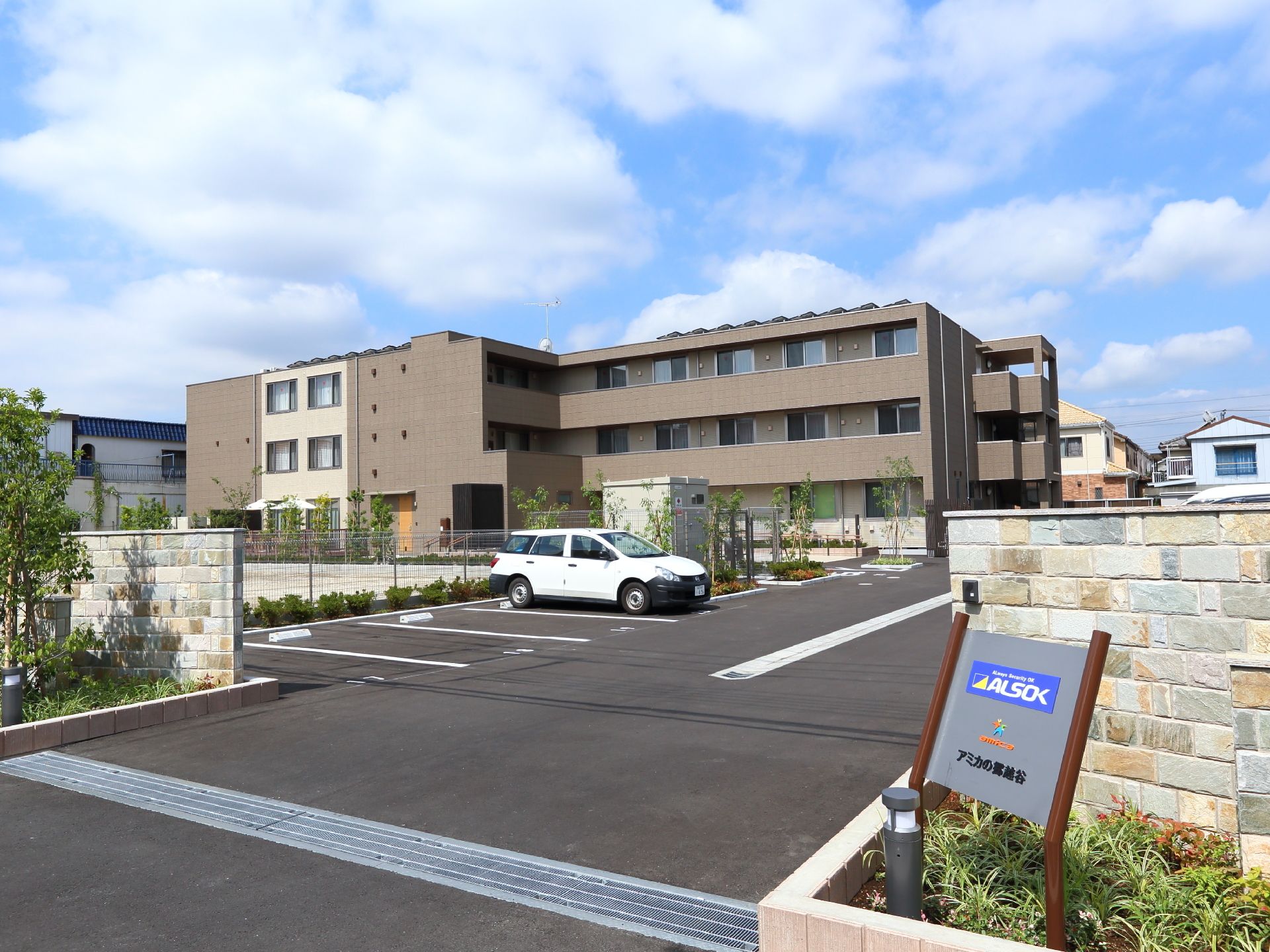 広い敷地の、3階建てのマンション型建物である。周りには高い建物がないので、日当たり、通気が確保されている。