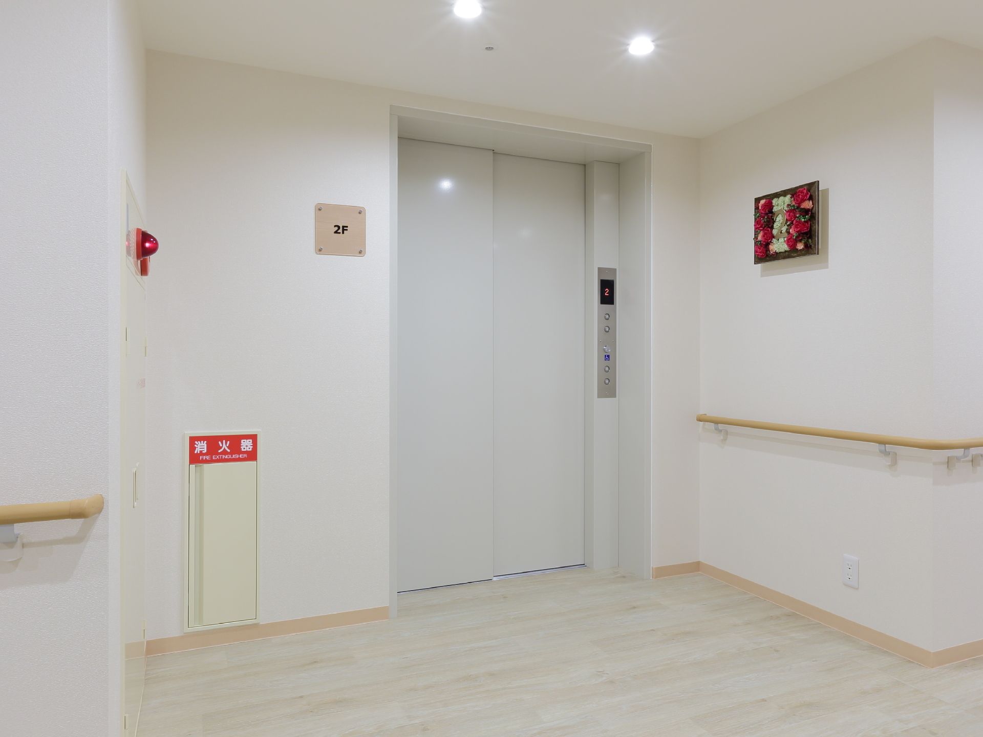 施設内にはエレベーターがあり、上下階を行き来することができる。ホールも広く、手すり、消火器が備え付けてある。