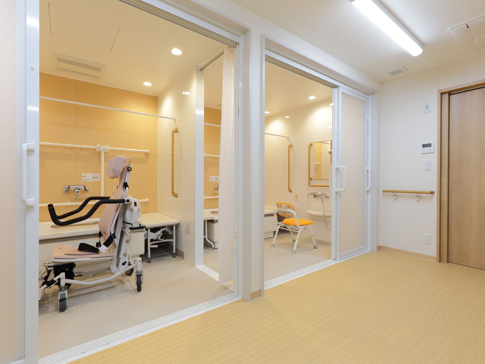 当施設は、共有の浴室として、介護用浴室と機械浴室をご用意し、臨機応変に対応できるよう隣合わせに造られている。