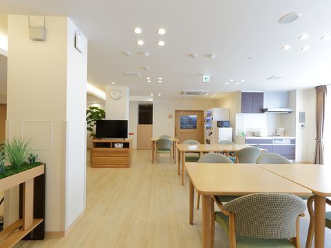 テレビとダイニングテーブルセットが置かれているダイニングルーム