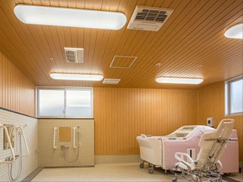 天井と壁に板状のパーツを敷き詰めた浴室である。機械浴が可能な設備を整えている。温度を調節する空調設備がある。