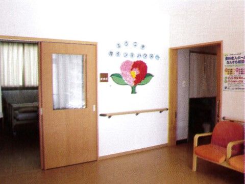 壁にピンクと赤のハートの花が描かれている、施設の一角