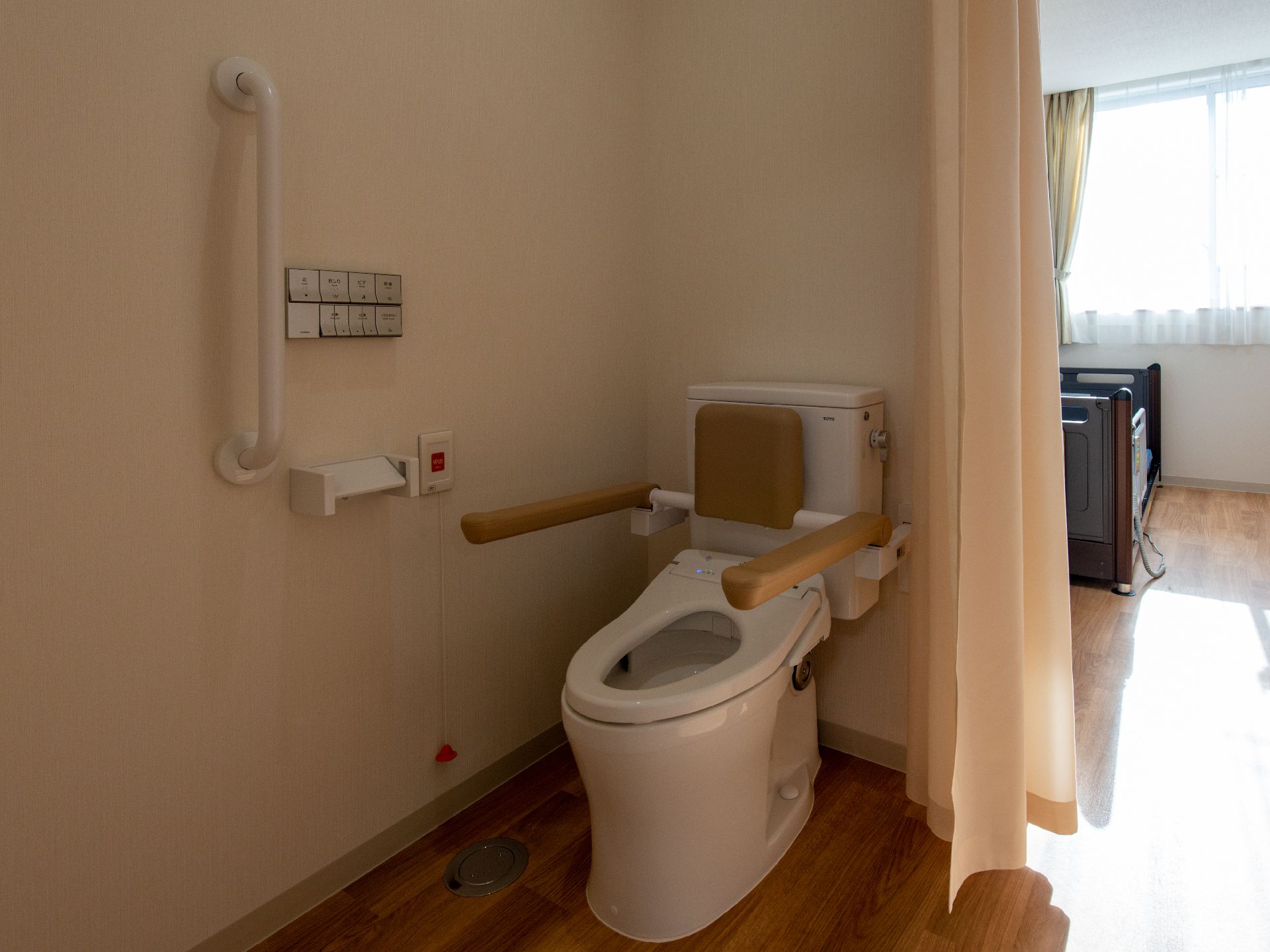 手すりとナースコールが取り付けられているトイレの居室