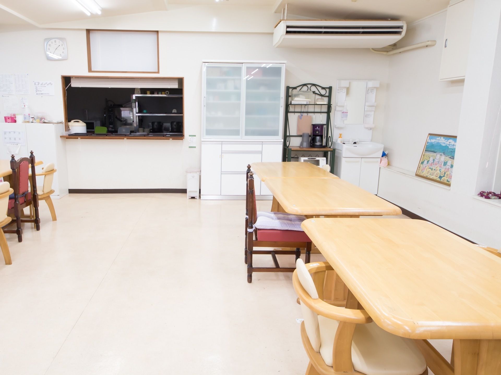 入居者様が集まって食事をとる場所となる食堂。普段の交流の場としてのリビングや、各種イベントなどにも使われる。