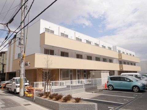 白とクリーム色の壁がとても暖かな印象を与える外観である。きれいで新しく、暮らしやすい環境で生活できる。
