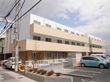 白とクリーム色の壁がとても暖かな印象を与える外観である。きれいで新しく、暮らしやすい環境で生活できる。