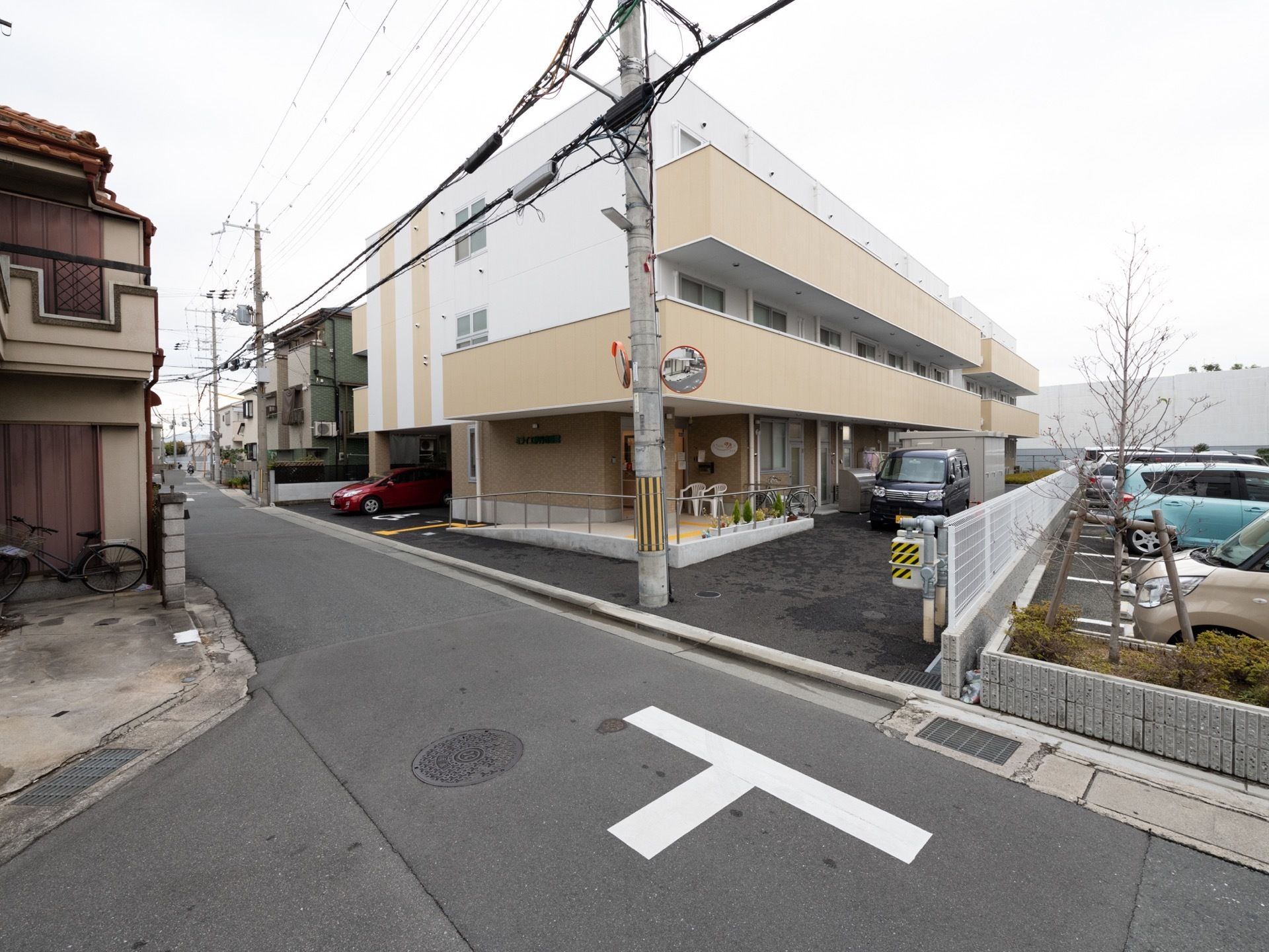 閑静な住宅街に立地する３階建ての施設である。24時間体制で対応し、きめ細やかな介護ケアで入居者様の生活の安全を見守る。