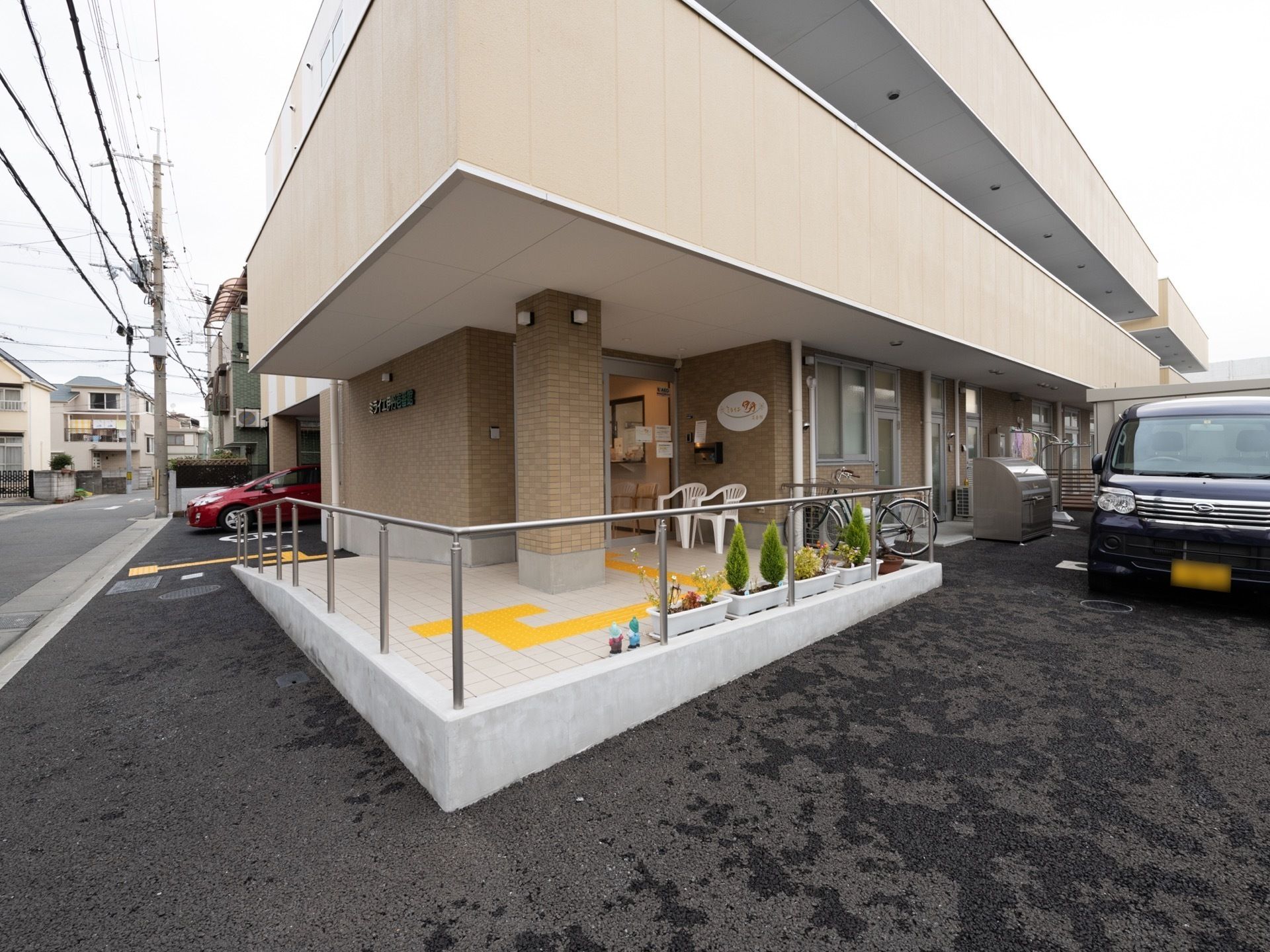 マンションタイプの施設の入り口前に設置されているスロープ
