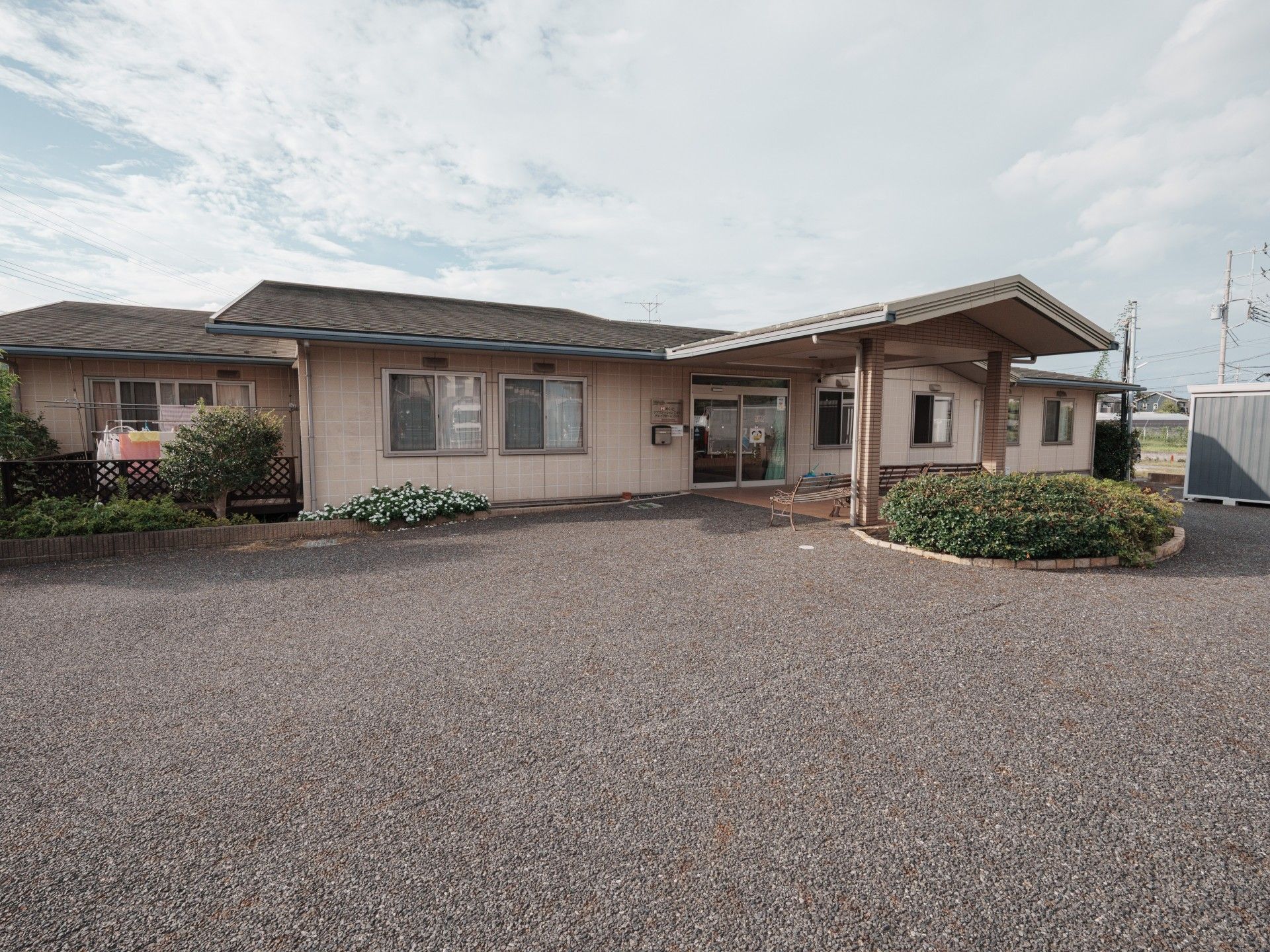 笑顔の高齢女性と女性ケアマネジャー