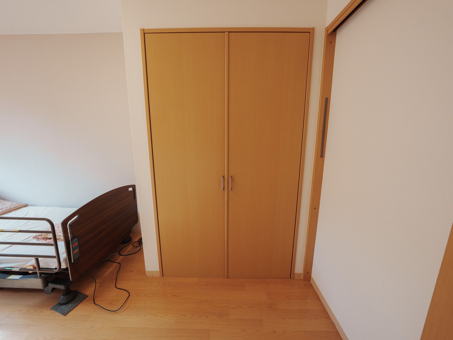 ベッドと収納のある部屋