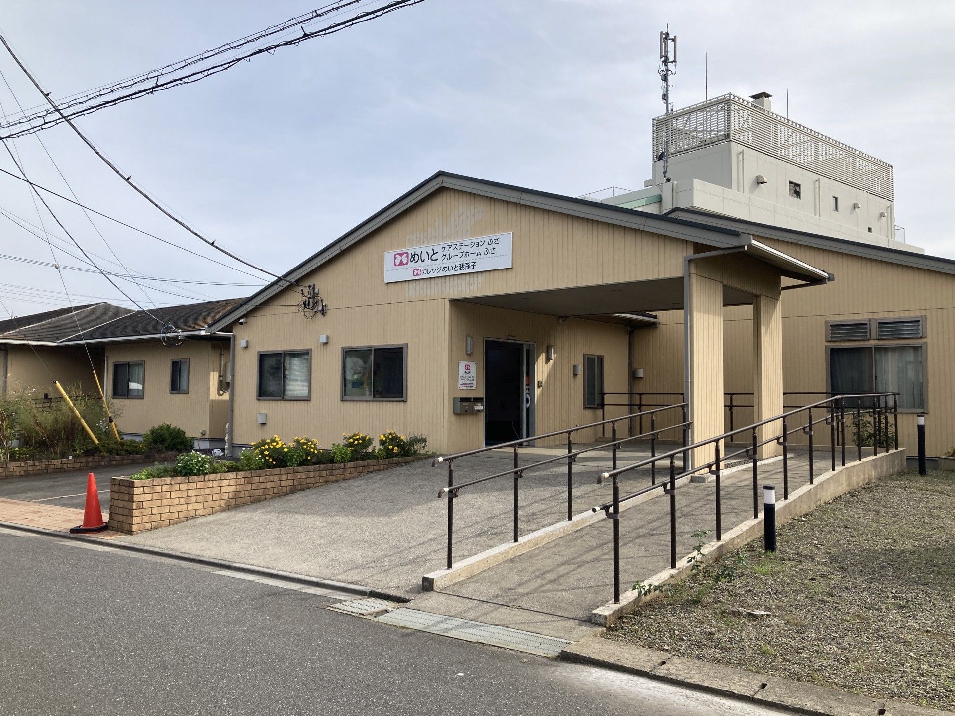 振り返る高齢女性と目を合わせる女性ヘルパー