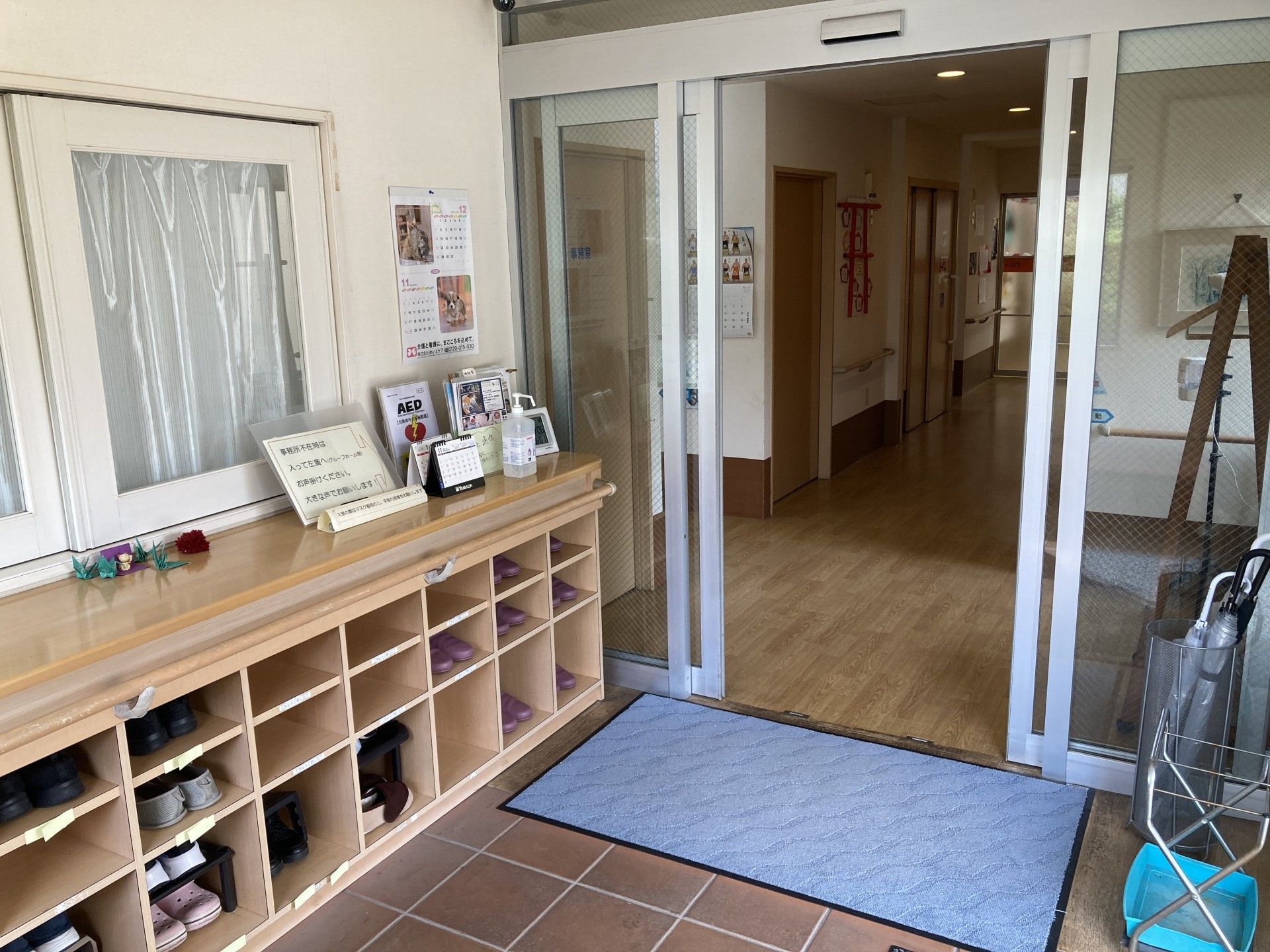 玄関の靴箱と廊下