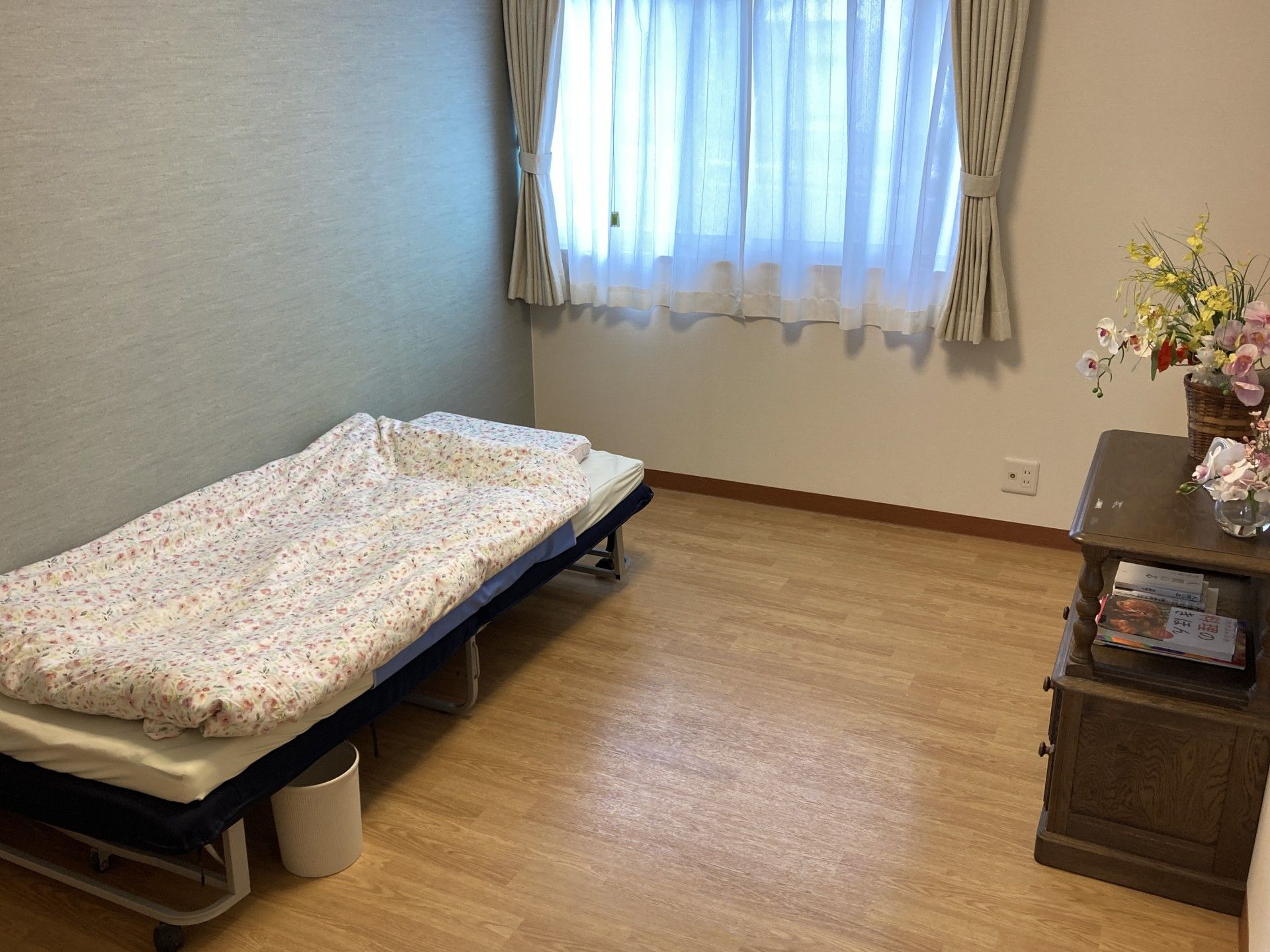 カラフルな折りたたみ椅子に座っている、笑顔の高齢者たち