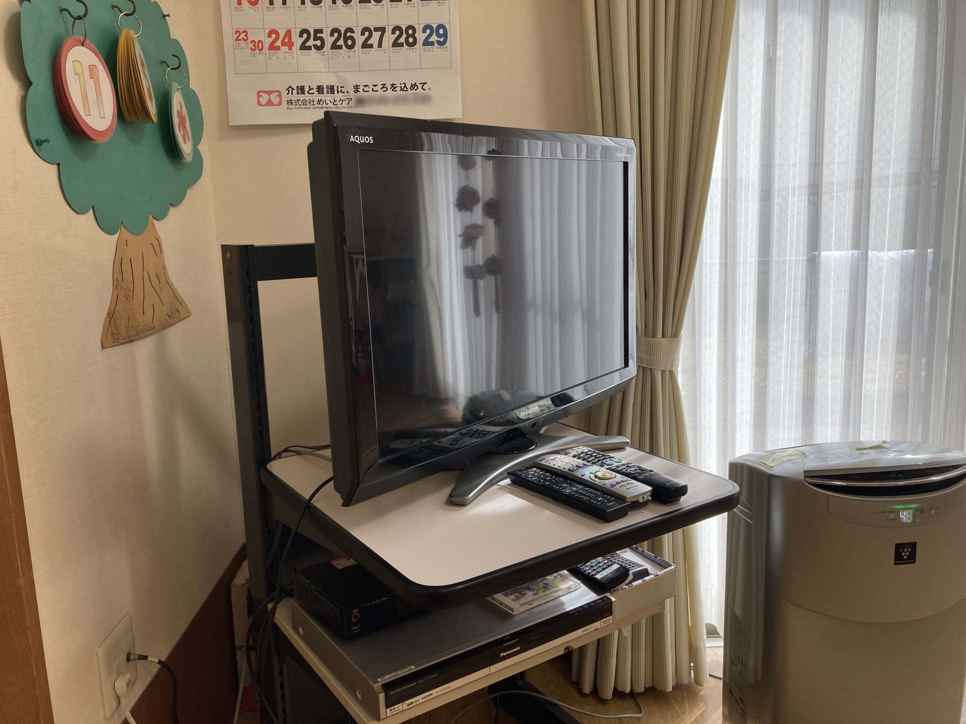 テレビとカレンダーの壁