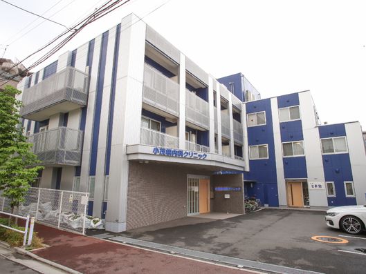 青と白を基調とした外観