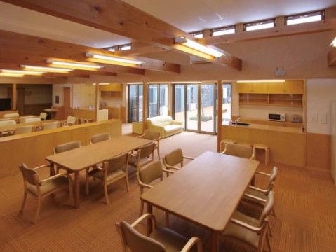 大きな窓のある明るい部屋である。木のぬくもりが感じられ、入居者様がリラックスして過ごすことができるスペースである。