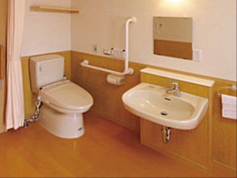 トイレは広く手すりが設置されており、入居者様が利用しやすくなっている。床はフローリングで、温かみが感じられる。