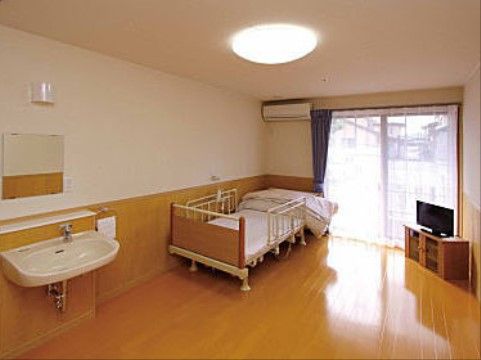 居室には介護用のベッドなど、いくつかの家具が置かれている。入居者様は広々とした部屋で自由に過ごすことができる。