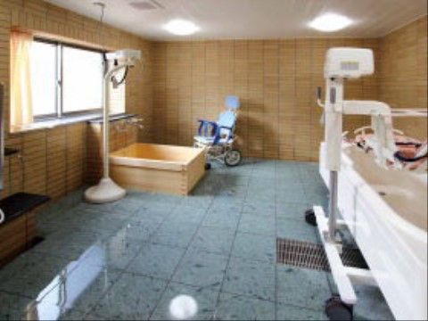 介護用の特殊浴槽が置かれた広い浴室である。入居者様の状態に合わせた体勢で入浴できるため、負担が少ない。