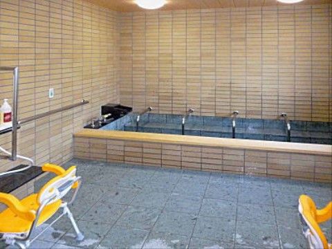 施設には大浴場があり、週に数回入浴を行うことができる。洗い場には椅子が用意されており、座って体を洗うことができる。