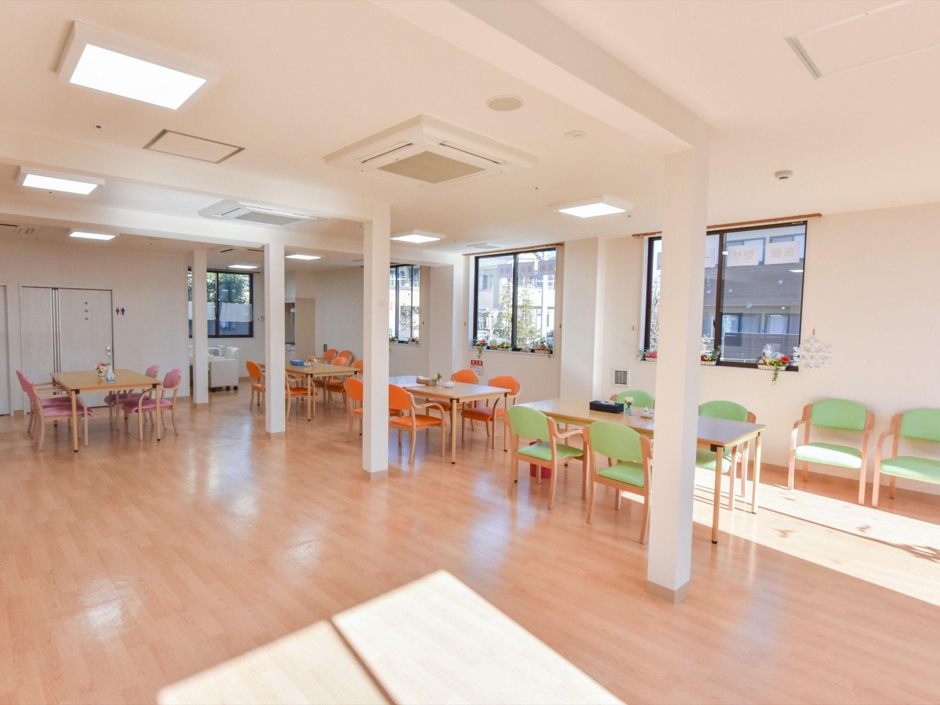 窓の形を細長くしたような白っぽく光り輝く部分が、床の右端にある。窓にはカーテンがないので、外の景色がよく見える。