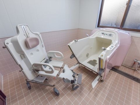 足の不自由な方や、車椅子の方が使用する、ピンク色の介護浴槽