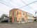 施設は２階建ての建物である。建物の壁面に複数の窓が設けられており、施設名が大きく記されている。エントランス横に駐車場がある。