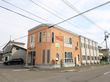 施設は２階建ての建物である。建物の壁面に複数の窓が設けられており、施設名が大きく記されている。エントランス横に駐車場がある。