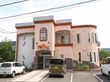 漆喰とレンガを組み合わせたようなデザインを前面に出した施設の外観。共有スペース部分の壁は丸みを帯びた物となっている。