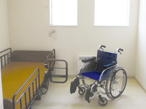柵付きの介護用ベッドが設置されている居室。段差がなく車椅子でもストレスなく過ごすことが可能になっている。