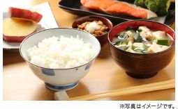 ごはんと味噌汁、焼き鮭とさつまいもの甘煮