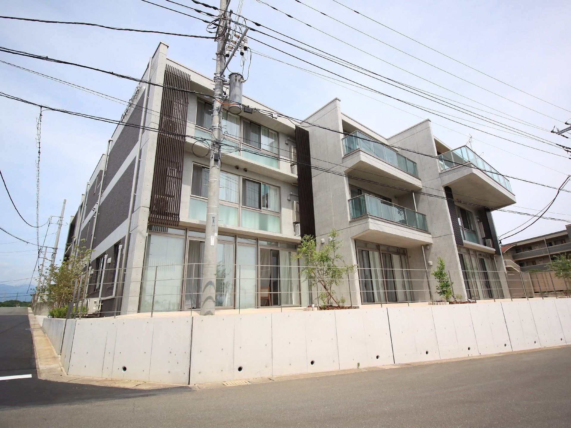 グレーが基調になっている落ち着いた雰囲気の建物である。建物の周りには木々が植えられており、自然に触れることができる環境である。