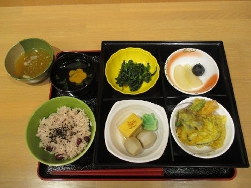 赤飯と野菜の煮物、天ぷらの盛り合わせと、ほうれん草のおひたしと吸い物