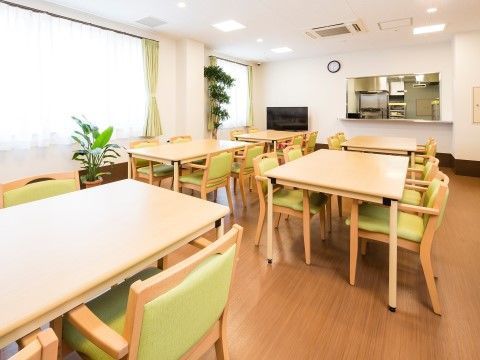 日差しあふれる食堂である。入居者様のふれあいの場としてもご活用いただけるよう開放的な空間になっている。