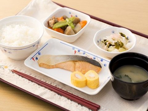 魚、卵、野菜など色々な食材を使って調理されている和風の食事