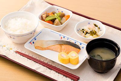 焼き鮭と筑前煮、ご飯と味噌汁が付いたメニュー
