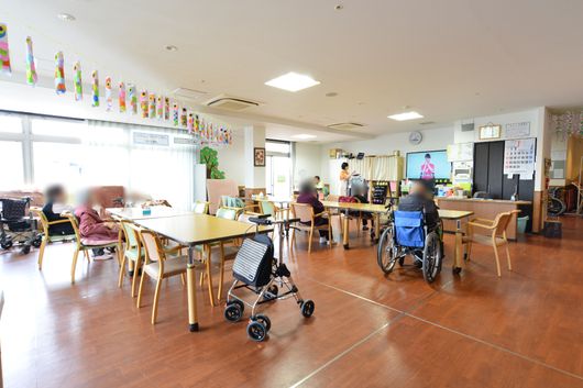 車椅子でもそのまま利用できる食堂