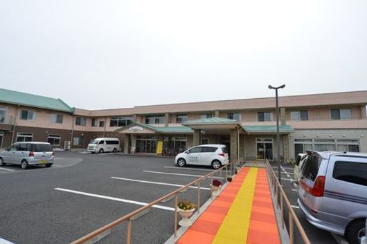 入り口前の手すり付きの歩道
