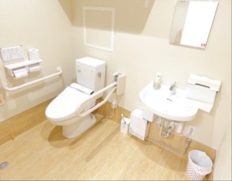 館内には、車椅子対応トイレが用意されている。広いスペースには、洗面台も設置されている。可動式や水平手すりが壁に備え付けられている。