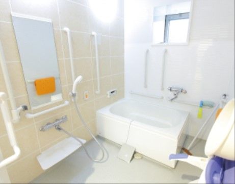 浴室内には複数の手すりや呼び出しボタンが壁に設置されており、滑り止めマットや折り畳み式のシャワーチェアが用意されている。