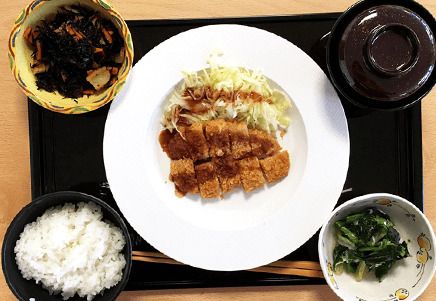とんかつと、ひじき煮と、ほうれん草のおひたしの付いた和食