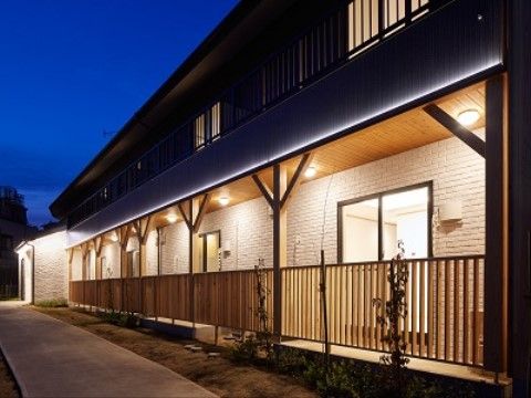暖色系の明かりがついているグループホームの施設外観