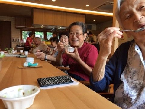 ダイニングルームで食事を楽しんでいる笑顔の高齢者たち
