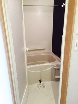 居室に備わっている浴室で一日の疲れをとることができる。また、緊急の呼出しボタンもあるため、職員の細やかなケアが実現される。